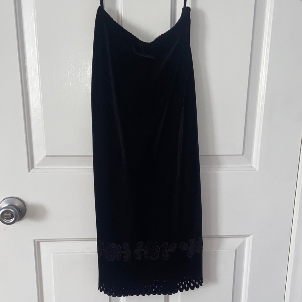 ✨ Luxe Black Velvet Pencil Skirt | Elegant & Timeless Style | Size M - Picture 7 of 8